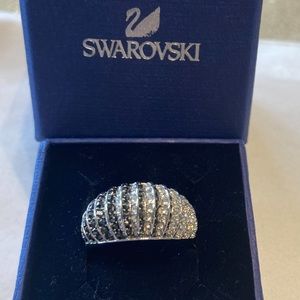 Swarovski Luxury Domed Ring
Black, Rhodium plating